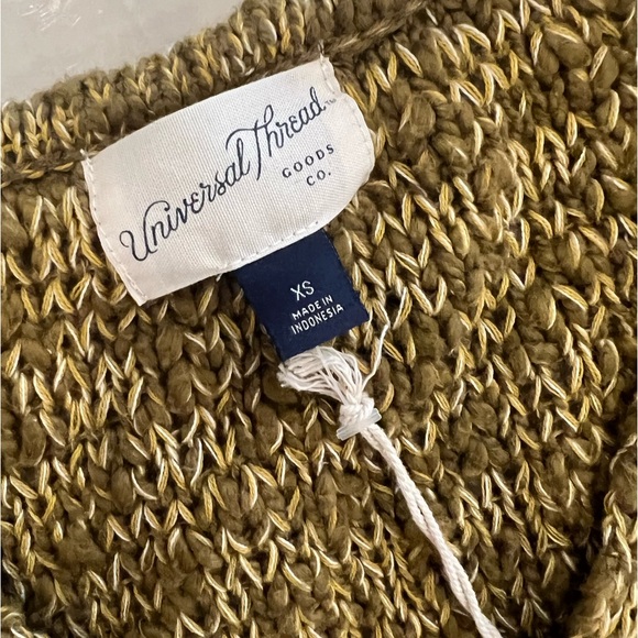 Universal Thread Women’s Olive V-Neck Sweater. - Picture 5 of 7